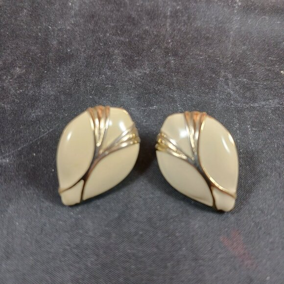 Vintage 80's Gold Tone Cream Enamel Women's Piercing Earrings - Picture 9 of 9